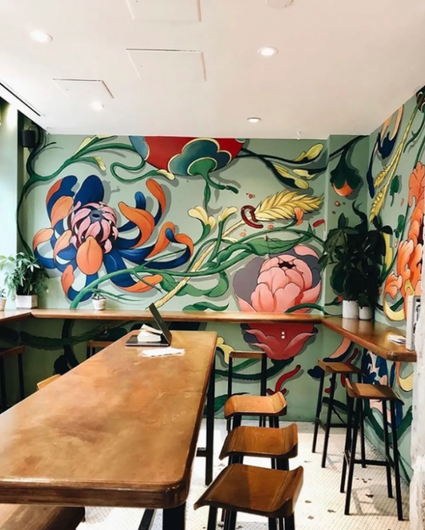 Cafe dengan dinding yang dihiasi mural seni